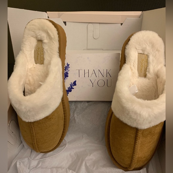 Cozy and super soft, Alter’d State slippers. Great Holiday gift! - Picture 5 of 6